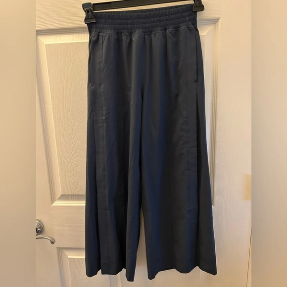 Lululemon | Wanderer Crop Pants in True Navy Size 4 - Picture 5 of 8